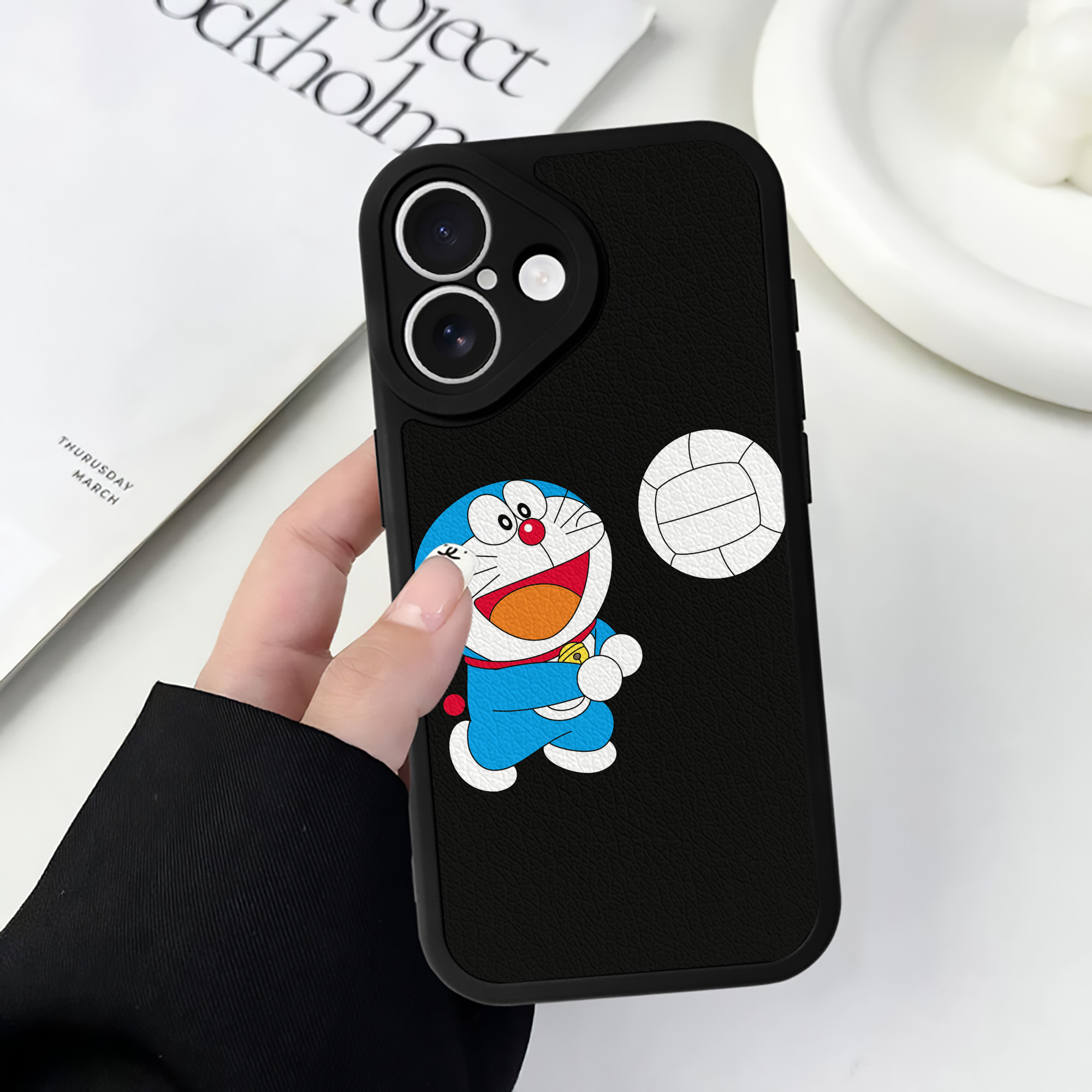 （画像用） ドラえもん Doraemon 【iPhone 16シリーズ対応】シリコンスマホケース（レザー調） 材質：シリコン